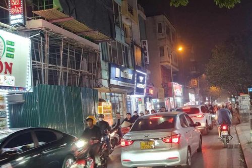 Sau hơn 1 tháng thí điểm lưu thông hai chiều ô tô, phố Đội Cấn (Hà Nội) ùn tắc cục bộ