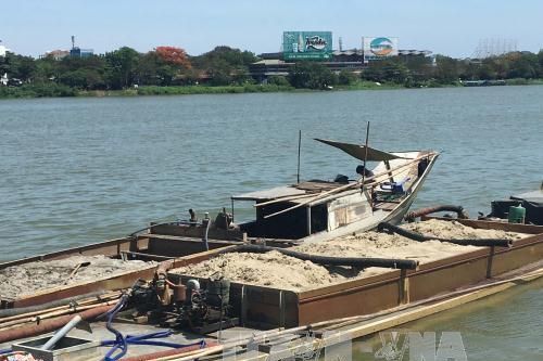 Bắt quả tang hai tàu thủy khai thác cát trái phép trên sông Hồng