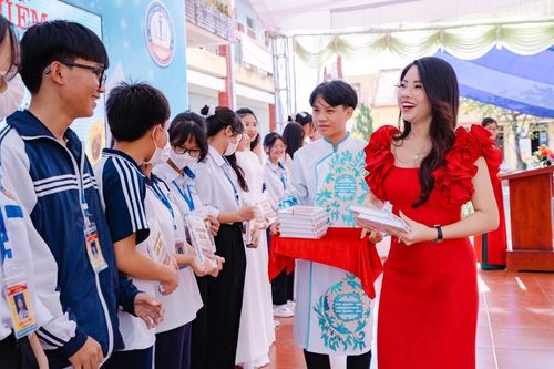CEO Nguyễn Thu quay trở về trường cũ trao 33 suất học bổng nhân ngày 20/11 vừa qua