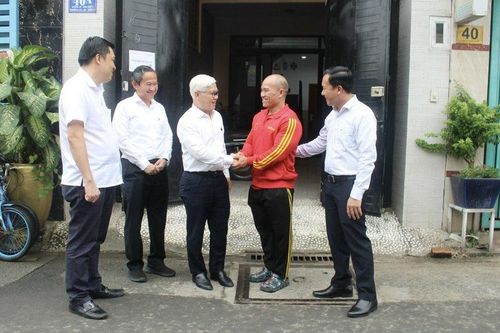 Bí thư tỉnh ủy Bình Dương thăm động viên nhà vô địch thể hình thế giới