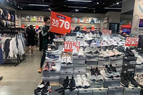 Black Friday 2023: Hàng giảm giá hút khách