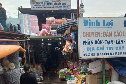 Phụ nữ dân tộc thiểu số lo lắng vì chợ nổi trên sông Đà bị mai một