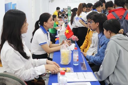 Sàn giao dịch việc làm cuối năm: Chưa nhiều lao động nữ ứng tuyển