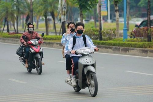 Hà Nội: Bất chấp nguy hiểm, nhiều học sinh vô tư 'đầu trần' lao vun vút trên đường