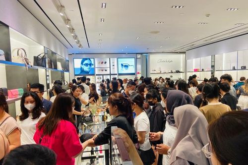 TPHCM: Tuyến đường quanh các TTTM ken đặc, người dân đổ xô mua sắm cuối ngày Black Friday