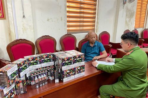 Bắt giữ đối tượng vận chuyển hơn 19.000 điếu thuốc lá điện tử