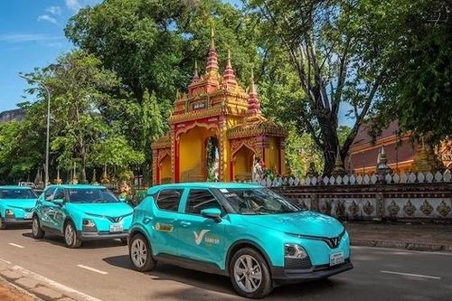 Người Lào, Campuchia đi xe điện Việt Nam