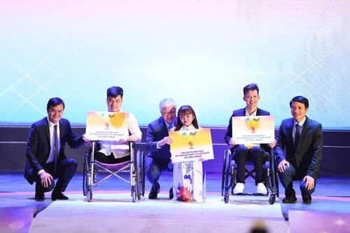 Thanh niên khuyết tật tỏa sáng nghị lực Việt