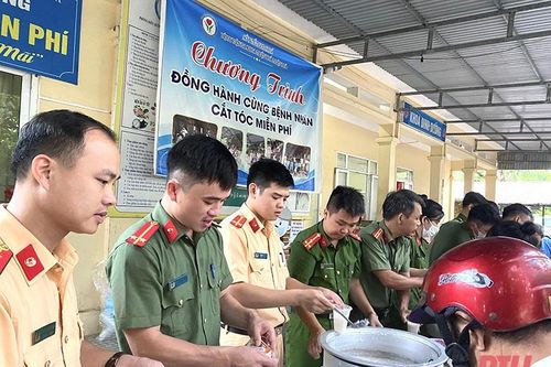 Nồi cháo yêu thương ấm lòng người bệnh