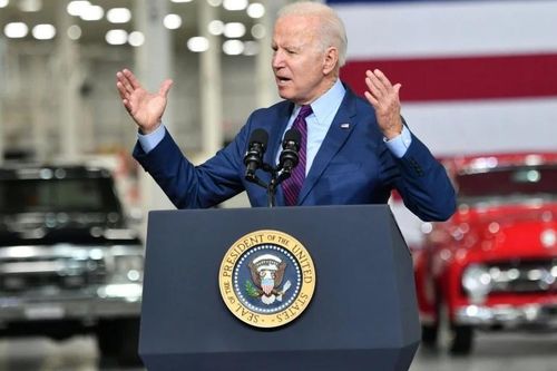 Tổng thống Mỹ Biden cần một 'điểm mốc vàng' với bài toán trợ cấp xe điện