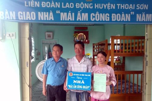 Liên đoàn Lao động huyện Thoại Sơn trao Mái ấm công đoàn cho đoàn viên có hoàn cảnh khó khăn