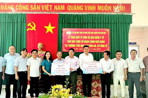UBMTTQVN TP. Châu Đốc trao hỗ trợ cho Trường Tiểu học Chu Văn An