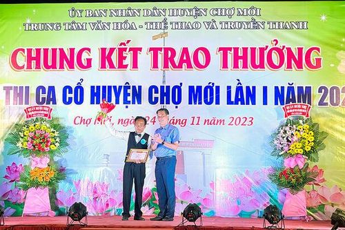 Thí sinh Nguyễn Thành Phúc đoạt giải nhất Hội thi ca cổ huyện Chợ Mới lần thứ I/2023