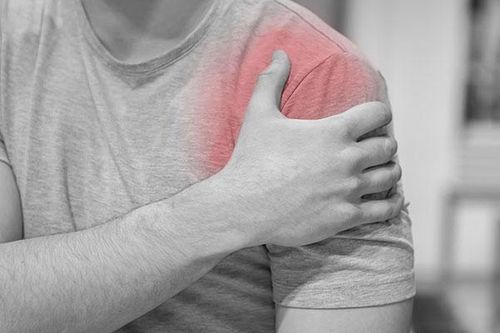 Bác sĩ trả lời: Cách điều trị khớp vai bị chấn thương?