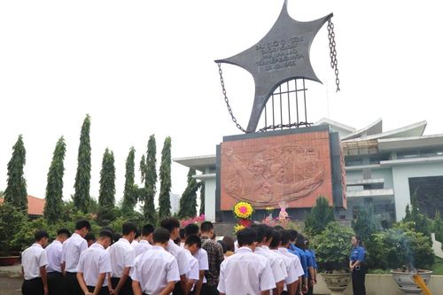 Dâng hương tưởng nhớ các liệt sĩ cách mạng tại Nhà lao Tân Hiệp