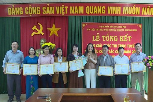 Chư Păh trao giải cho 40 cá nhân, tập thể thi tìm hiểu về cải cách hành chính