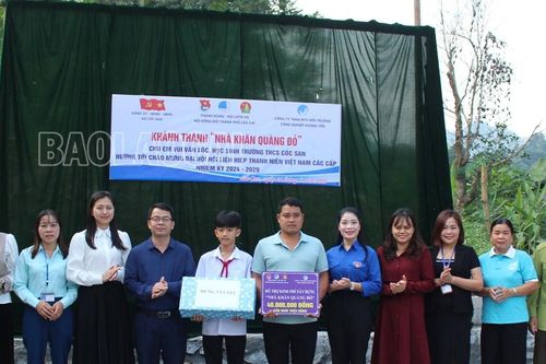 Bàn giao Nhà khăn quàng đỏ cho gia đình học sinh có hoàn cảnh khó khăn