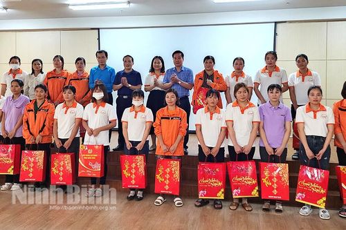 Trao tặng 'Những món quà từ Đại hội XIII Công đoàn Việt Nam'