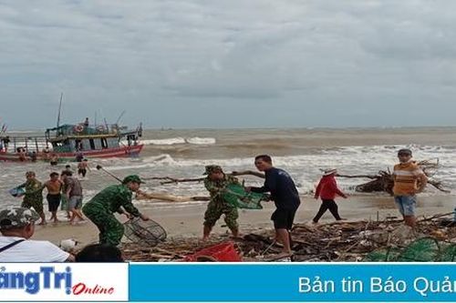 Tàu cá Thanh Hóa mắc cạn tại Cửa Việt