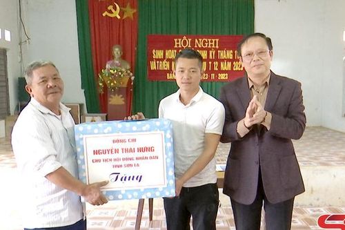 Đồng chí Chủ tịch HĐND tỉnh dự sinh hoạt với Chi bộ bản Púng