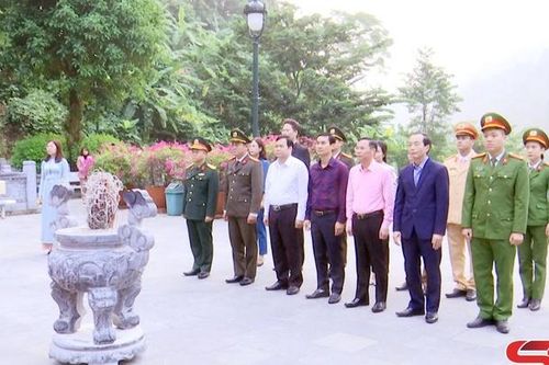 Lãnh đạo huyện Phù Yên dâng hương Đền thờ Đại tướng Võ Nguyên Giáp