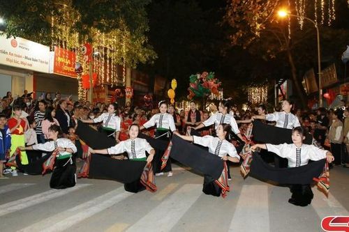Biểu diễn nghệ thuật đường phố tại huyện Phù Yên