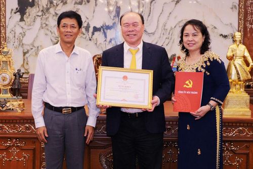 Tỉnh Sóc Trăng tặng Bằng khen cho Tổng Giám đốc Công ty Thăng Long