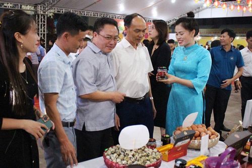 Xúc tiến tiêu thụ gà đồi Phú Bình và các sản phẩm nông nghiệp chủ lực của tỉnh