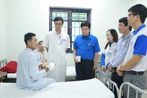 Trao quà và vật tư y tế trị giá 50 triệu đồng cho bà con vùng lũ