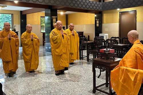Hòa thượng Trưởng ban Trị sự GHPGVN TP.HCM bạch trình Đức Pháp chủ về kết quả Đại giới đàn Bửu Huệ