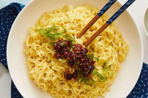 Nhu cầu mì ăn liền tăng vọt do thu nhập bấp bênh