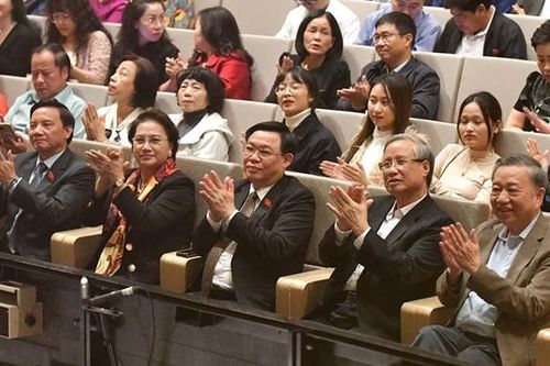 Chủ tịch Quốc hội Vương Đình Huệ dự chương trình biểu diễn vở ballet kinh điển thế giới 'Giselle'
