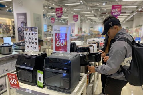 Black Friday 2023: Đua nhau giảm giá, 'phố mua sắm' vẫn đìu hiu khách