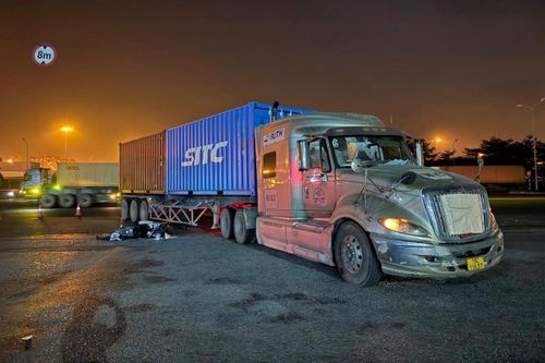 Rẽ vào cảng trả hàng, xe container cán tử vong người đi xe máy