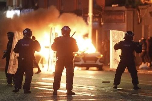 Bạo loạn tại Ireland sau vụ tấn công bằng dao ở trường học