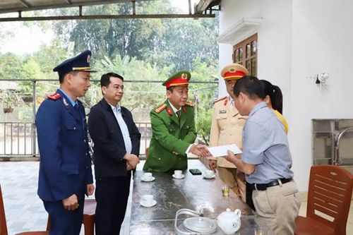 Thăm hỏi, hỗ trợ gia đình các nạn nhân bị tai nạn giao thông