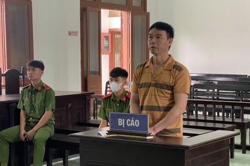 Tạt xăng đốt vợ cũ, lĩnh 8 năm tù
