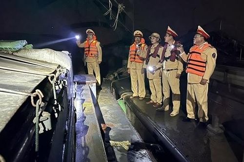 Vây bắt 2 tàu trộm cát trên sông Hồng