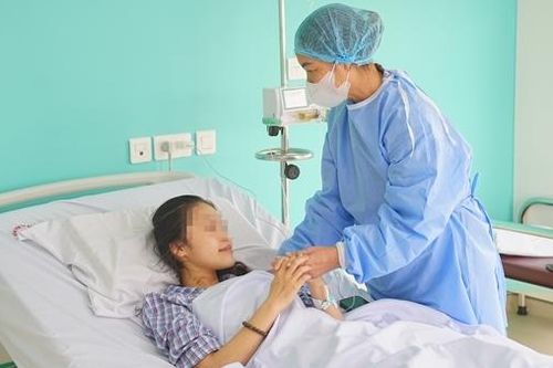 Bà hiến gan ghép cho cháu gái không cùng nhóm máu