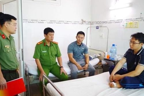 Thăm hỏi hai cán bộ Công an bị thương khi truy đuổi tội phạm