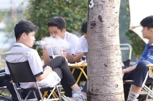 Tình trạng học sinh hút thuốc lá điện tử ngày càng tăng
