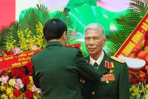 Trao danh hiệu Anh hùng LLVTND cho Trung tướng Đặng Quân Thụy