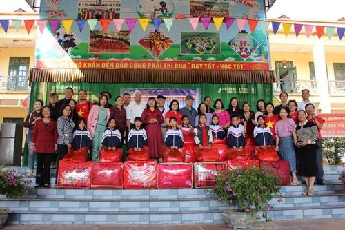 Chào mừng Đại hội Hội BVQTE Việt Nam lần thứ IV: Tặng quà cho học sinh vùng đặc biệt khó khăn Bắc Giang