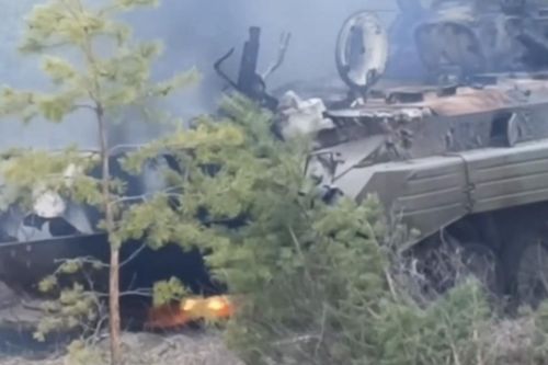 Khoảnh khắc tiêm kích Su-25 của Nga phá hủy xe bọc thép Ukraine