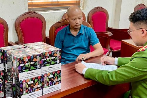 Bắt giữ kẻ vận chuyển thuê gần 20.000 điếu thuốc lá điện tử