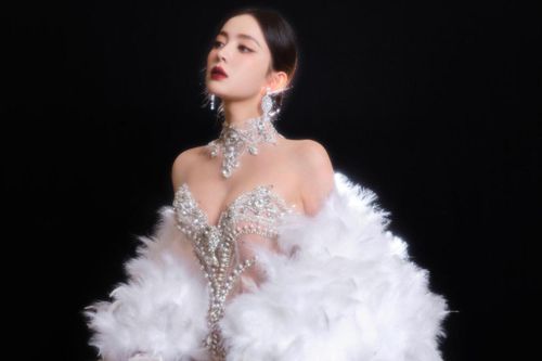 'Mỹ nhân Tân Cương' Cổ Lực Na Trát kiêu sa với đầm của NTK Phạm Đăng Anh Thư