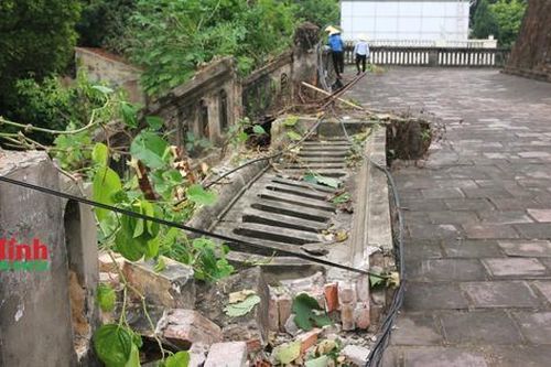 Khuôn viên Cột cờ Hà Nội nhếch nhác, công nhân tất bật dọn dẹp, chỉnh trang