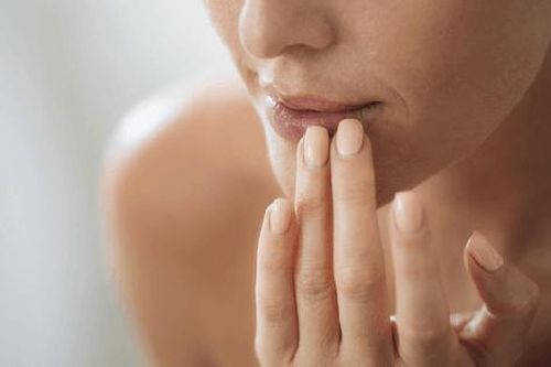 5 cách tẩy da chết ở môi tại nhà trong mùa hanh khô
