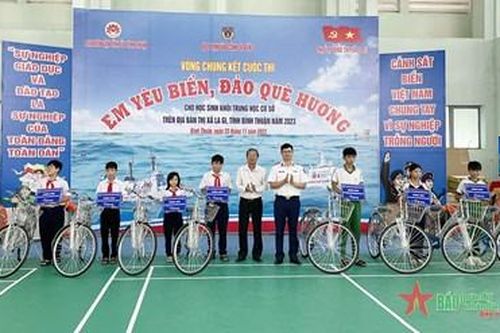 Vùng Cảnh sát biển 3 đồng hành với ngư dân Bình Thuận