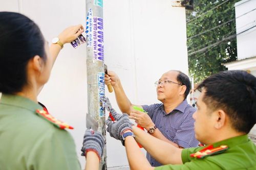 Chủ tịch huyện cùng người dân dọn dẹp quảng cáo bẩn